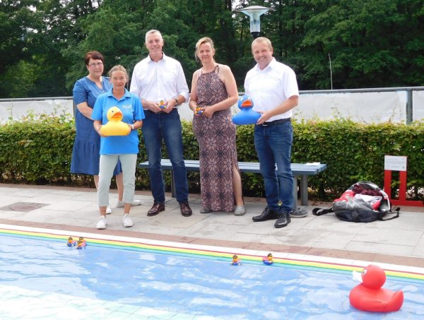 Bürgermeister Mario Hecker übergibt zusammen mit Ramona Lampe von der Verwaltung die neuen Badeenten an die Schwimmmeisterin Stefanie Schlanow sowie Marc Häger und Daniela Wutzke vom Freibadverein. Foto: Gemeinde Kalletal - © Gemeinde Kalletal