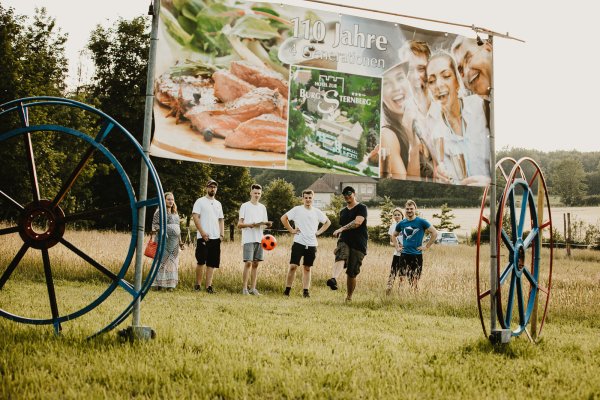Der neue Außenbereich soll vorallem für Familien interessant sein. Neben Fußball-Golf gibt es eine Abfahrt und Downhillstrecke für Bobbycar und Mountainbike. - © Hotel zur Burg Sternberg