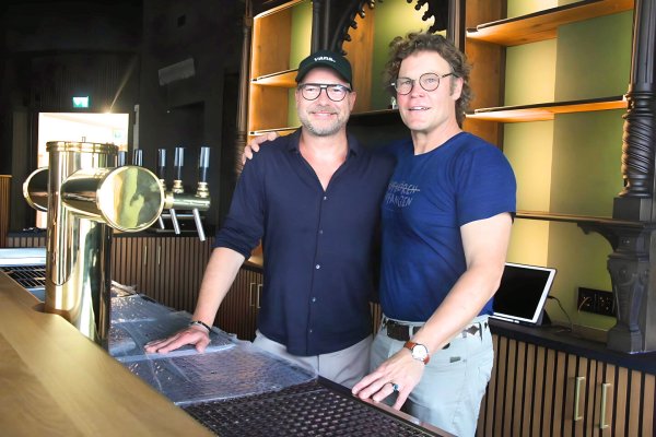 TV-Moderator Matthias Opdenhövel (links) und Architekt Christian Merwitz haben ihr altes Wohnzimmer zu neuem Leben erweckt. - © Janet König