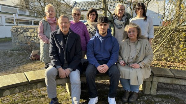 Marion Remmert (von links), Dirk Schwerdfeger, Wilfriede Gronemeier, Tuba Göznur, Sedat Duman, Monika Kuhlmann, Katharina Idecke und Beritan Kaval am AWO-Begegnungszentrum in der Neuen Straße in Schötmar. - © Sven Kienscherf
