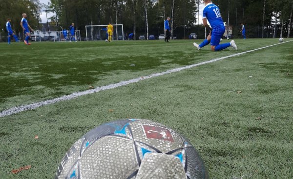 Der Ball liegt bereit: Eine verbandsweite Saisonunterbrechung im Fußball-Bereich ist erst mal nicht geplant. - © Oliver König