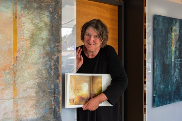 Doris Lemberg-Hinsenhofen faszinieren die Arbeiten von Joseph Mallord William Turner. Das Werk "Interior of a great House: The Drawing Room - East Cowes Castle" hat es ihr besonders angetan. Daneben eines ihrer eigenen Werke. - © Raphael Bartling