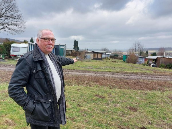 Klaus Zumhasch ist vielen als Ortsbürgermeister von Lügdes Kernstadt bekannt. Er kennt sich aber auch auf dem Campingplatz in Elbrinxens bestens aus, dort steht er dem Eigentümer beratend zur Seite. Auf dieser Fläche wird ein neues Sanitärgebäude seinen Platz finden. - © Michaela Weiße