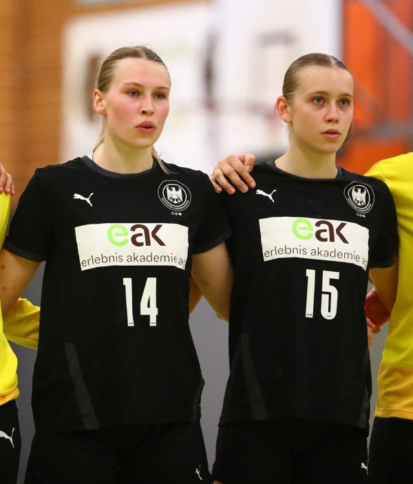 Seite an Seite bei der Nationalhymne: Emma und Leni (von links) Ruwe. - © Rene Weiss