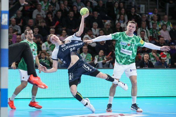 Lemgos Niels Versteijnen zieht gegen Andersson zum Tor. - © Jan Huebner