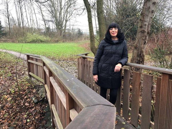 Beate Hoffmann-Hildebrand auf einer Brücke im „Deppe-Park". - © Sven Kienscherf