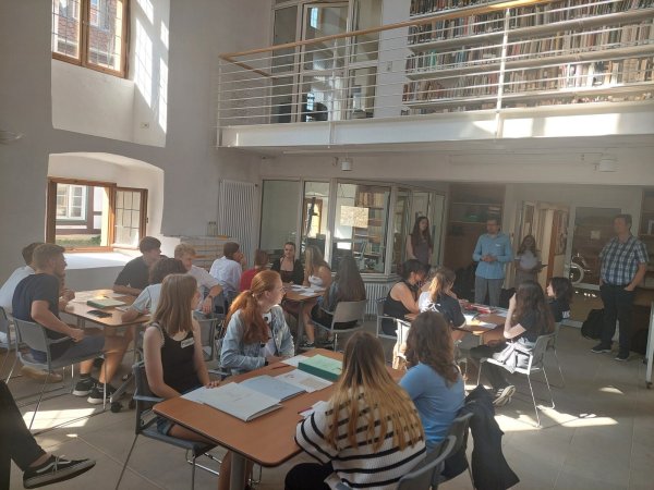 Im Stadtarchiv erfahren die Schüler mehr über Leben und Leid der jüdischen Mitbürger in Lemgo. - © Stadt Lemgo