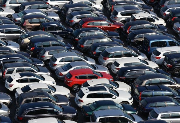 Autos stehen auf einem Parkplatz. Einige Modelle sind in Nordrhein-Westfalen deutlich beliebter als andere. - © Symbolbild: Pixabay