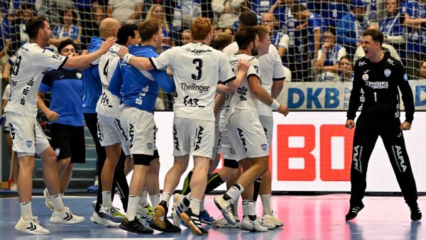 Alle Mann auf Möstl. Gleich wird der TBV-Keeper von der Lemgoer Jubeltraube geschluckt. - © Mathias M. Lehmann