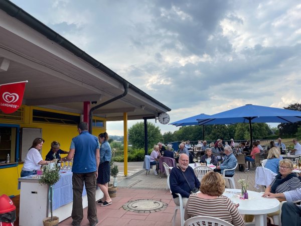 Zum Weinfest kommen Gäste aus Extertal und Umgebung ins Freibad. - © Lea Prawit
