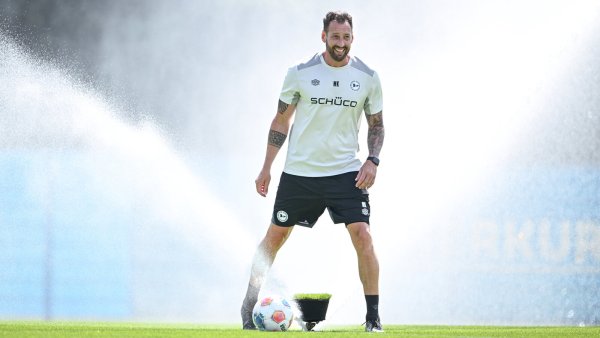 Cheftrainer Mitch Kniat geht gut gelaunt in die Vorbereitung mit Arminia Bielefeld. - © Teresa Kroeger