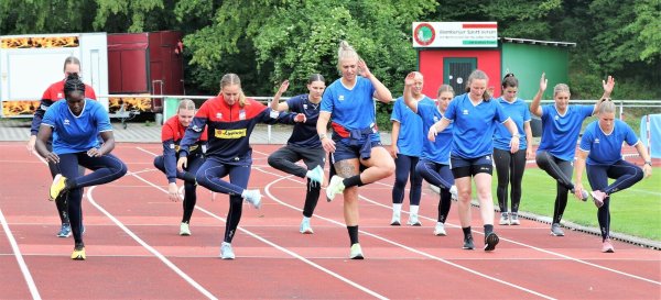 Erste Einheiten auf der Laufbahn des Stadions mit dem neuen Athletiktrainer. - © Oliver König