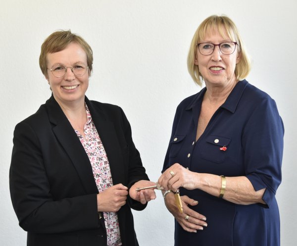 Vertrauensvolle Übergabe: Elisabeth Montag (rechts) und ihre Nachfolgerin Britta Langner arbeiten seit 2002 zusammen. - © Caritasverband