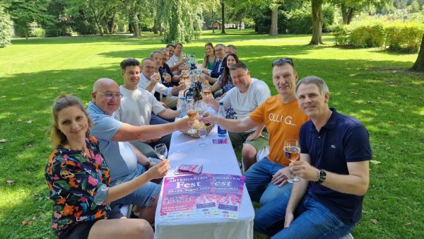 Freuen sich aufs Abteigartenfest: (von links) Ann-Kathrin Lüttmann (Bäckerei Güttge), Dirk Mesch (All Inn Event), Juri Gajtukiew (Schöttker), Björn Spisla und Stefan Brüggemann (beide Staatlich Bad Meinberger Mineralbrunnen), Toni Cucchiara (Handelshof), Karsten Arning (Stadtlicht), Dennis Hanning (Havino Weinagentur), Ann-Kathrin Eggers (Café Ankaplatz), Sven Limberg (Lippische Landesbrandversicherung), Heiko Marx (Lemgo Marketing), Maren Staczan (Stadtwerke Lemgo), Michael „Juppy“ Nawrot (All Inn Event), Oliver Güttge (Bäckerei Güttge) und Christoph Vieregge (Lemgo Marketing). - © Nadine Uphoff
