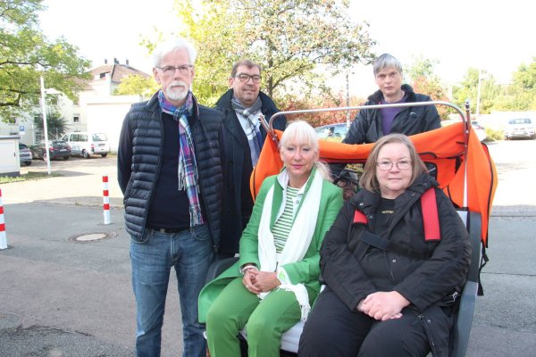 Uwe Köllermeyer (Parkinsonverein, von links), Martin Deppemeier (Jüngere Wohn-Pflege), Gabriele Bunse, Thomas Bürggemann und Ulrike Eikmann (MS Kontaktkreis) freuen sich über die Ankunft der Rikscha. - © Cordula Gröne