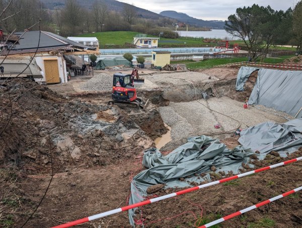 Die Bauarbeiten im Freibad schreiten voran. Die Erdarbeiten sind fast abgeschlossen. - © Rolf Stanislawski