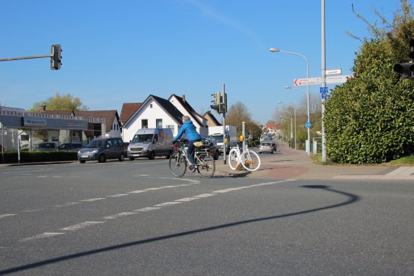 An der Kreuzung Rintelner/Richard-Wagner-Straße ist eine Radlerin 2020 tödlich verunglückt. - © Archivfoto: Katrin Kantelberg