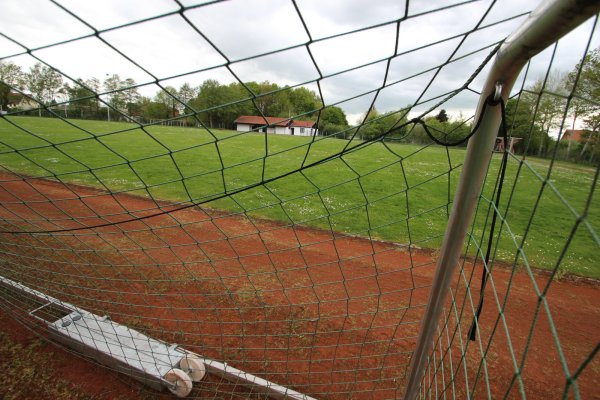 Der SuS Stemmen/Varenholz möchte seinen Sportplatz umgestalten. Fest steht bereits, dass ein Calisthenics-Fitnessparcours kommen wird. Außerdem möchte der Verein das Spielfeld verkleinern. - © Jens Rademacher