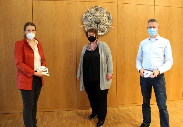 Dr. Kerstin Ahaus, Leiterin des Gesundheitsamts, Mechthild Petersmeier, Leiterin der Heimaufsicht, und Dr. Hans-Christian Körner, Leiter der Bezirksstelle Detmold der Kassenärztlichen Vereinigung, schulten das Pflegepersonal zur Anwendung von Antigen-Schnelltests. - © Kreis Lippe