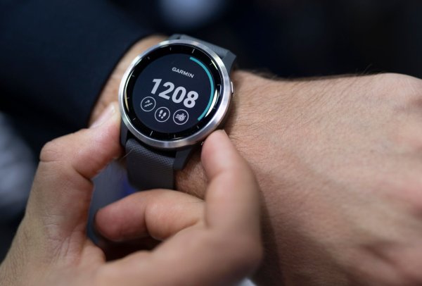 Immer häufiger kommt es zu Notrufen dank automatischer Unfallerkennung von smarten Geräten. Doch was halten Einsatzkräfte davon? - © picture alliance/dpa/dpa-tmn