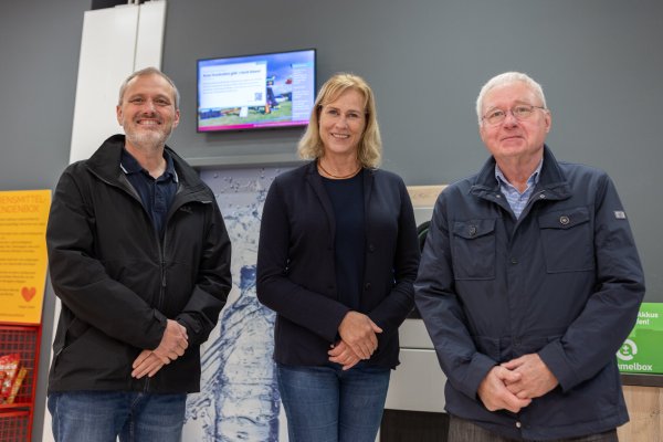 (von links) Ortsbürgermeister Michael Bröske , Manuela Günzel von der Stadt Detmold und Heinz Riethausen vom Heimatverein Pivitsheide V.H. freuen sich über den Schaukasten in Pivitsheide. - © Torben Gocke