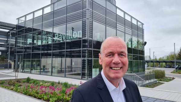 Mit einer optimistischen Grundhaltung geht Phoenix-Contact-Chef Frank Stührenberg auf die Messe. Denn dass die Produkte rund um die All Electric Society in den nächsten Jahren mehr denn je gute Märkte finden werden , ist für ihn sonnenklar. - © Marianne Schwarzer