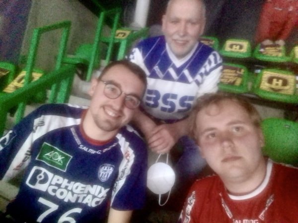 Die drei Lemgoer Handball-Groundhopper Matthias Wiemann (Mitte) mit seinen beiden Söhnen Renke (links) und Marten auf der Tribüne in Nantes. - © Matthias Wiemann