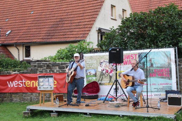 Paul Joses und Stephan Kießling zeigen ihr Können auf der Bühne am Burgwall. Die Freude über das Konzert ist groß. - © Joline Heller