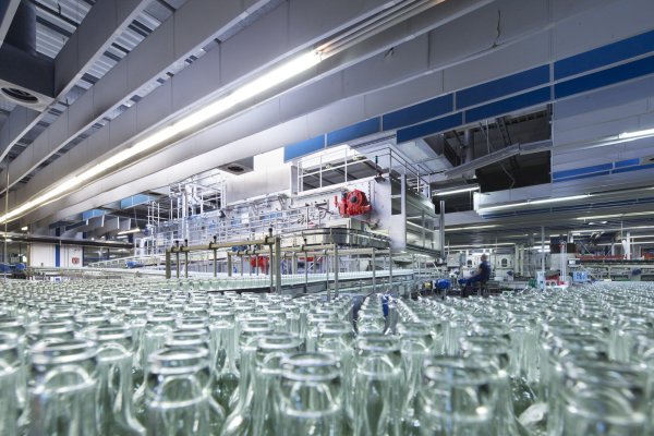 Die Spülung von Glasflaschen beim Bad Meinberger Brunnen verbraucht viel Energie. - © Frank Reinhold