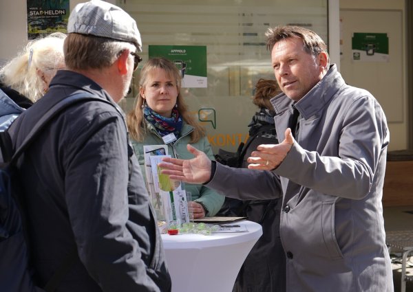 Bürgermeister Frank Hilker im Gespräch mit Bürgerinnen und Bürgern zum Auftakt der Stadtkontakt mobil-Saison 2025 auf dem Marktplatz. Eines seiner Ziele ist es, künftig noch stärker in den Austausch mit den Menschen vor Ort zu gehen. - © Stadt Detmold