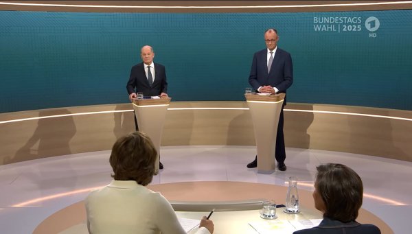 Bundeskanzler Olaf Scholz (SPD, l), steht neben Friedrich Merz, Unions Kanzlerkandidat und CDU Bundesvorsitzender, während dem TV-Duell von ARD und ZDF (Screenshot). - © ---/ARD/ZDF/dpa