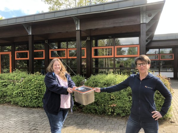 Auf die neue Mensa in der Südschule freuen sich Rektorin Christine Beermann (rechts) und Kollegin Nadja Blumör. Küche und Speisesaal werden in einem Seitenflügel des Gebäudes (im Hintergrund) entstehen. - © Till Brand