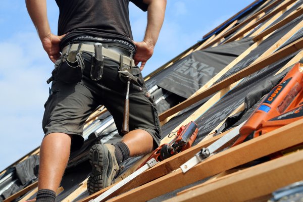 Fachkräfte sind in vielen Branchen Mangelware - so wie Dachdecker im Handwerk. - © IG BAU