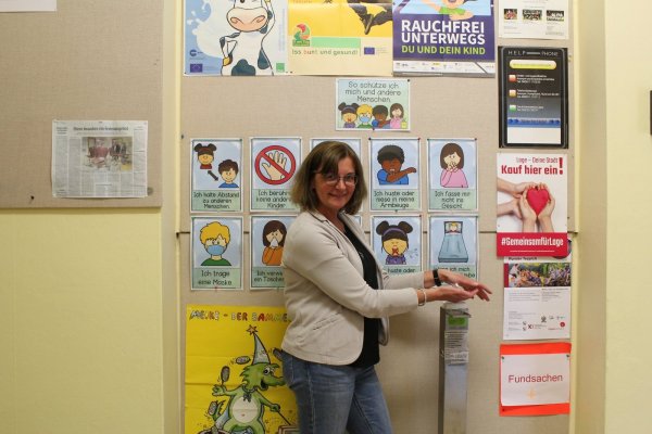Kommissarische Schulleiterin Christa Kiehl-Oestreich und ihr Kollegium von der Bunten Schule in Lage bereiten sich auf die Rückkehr aller Grundschüler vor. Der Desinfektionsspender sei für die Lehrer gedacht, sagt sie. Im Hintergrund haben die Lehrer die Hygieneregeln kindgerecht an der Wand veranschaulicht. - © Karolina Schmidt