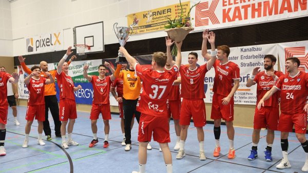Jubel: Youngster Frederik Puls präsentiert den Pokal. - © Paul Cohen