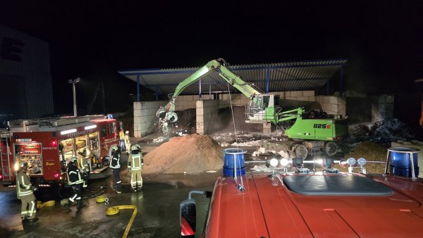 Gemeinsam mit Mitarbeitern des Entsorgungsbetriebes Freise hat die Augustdorfer Feuerwehr am Montagabend brennenden Metallschrott gelöscht. Mithilfe eines Baggers und mehrerer Radlader wurde das Brandgut auseinandergezogen und anschließend durch Feuerwehr gekühlt und abgelöscht. - © Feuerwehr Augustdorf