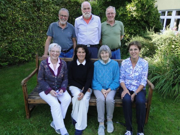 Rückendeckung für die Peru-Aktion auf dem Hof Meyercordt an der Voßheider Straße: Karin Rhiemeier (vordere Reihe von links), Magdalena Kroll, Krista Schlegel und Margarita Stuckenbrok sowie Wolfgang Jüngst (hintere Reihe von links), Hans-Eugen Weber und Armin Meyercordt.
- - © Hajo Gärtner