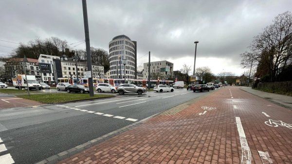 Autofahrer, die am Adenauerplatz von der Kreuzstraße kommend, auf die Artur-Ladebeck-Straße wollen, haben wenig Platz und kommen sich auf zwei engen Spuren ins Gehege. - © Susanne Lahr