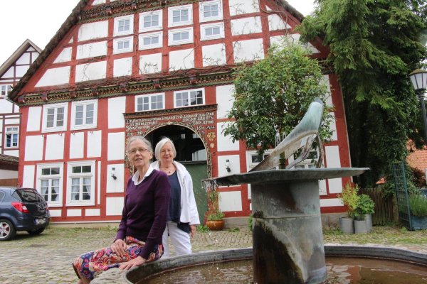 Brigitte Labs-Ehlert und Annegret Kulms (von links), Vorstandsmitglieder des Europäischen Laboratoriums, vor dem Haus in der Brauergildestraße in Schwalenberg, das der Verein gerne erwerben möchte und dafür ein Crowdfunding gestartet hat. - © Freya Köhring