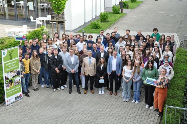 Der Präsident des DRK-Landesverbandes Westfalen-Lippe Dr. Fritz Baur (vorne,
Mitte) mit Lehrkräften und Schülern der ausgezeichneten
Schulen. Auch die Augustdorfer Realschule ist ausgezeichnet worden. - © Claudia Zebandt/DRK Westfalen-Lippe