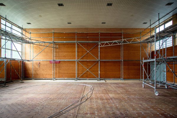 In den Turnhallen des Kunstturn-Leistungszentrums wird derzeit die komplette Lichtanlage ausgetauscht. Im Zuge der Arbeiten mussten auch etliche der Sportgeräte zwischengelagert werden. - © Raphael Bartling