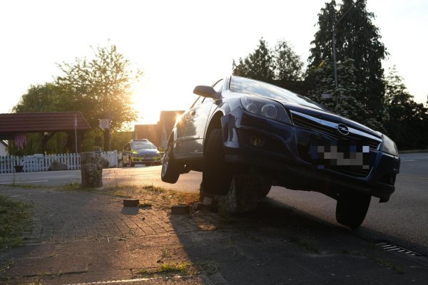 Ungewöhnlicher Parkplatz: Ein stark alkoholisierter 71-jähriger Mann aus Lemgo rammte einen Betonpfeiler und kam auf diesem zum Stehen. - © Till Sadlowski