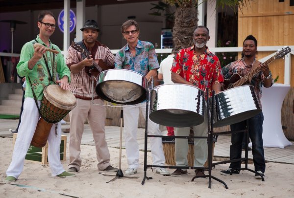Steelpan Posse geben am Samstag bekannte Reggae-, Calypso- und Popmusik sowie Bossa Nova zum Besten. - © Bildrechte: Steelpan Posse