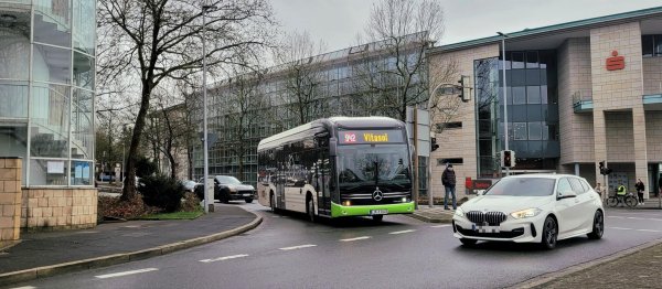 Auf der Stadtbus-Linie 942 gibt es seit der Fahrplanumstellung im Sommer Probleme. Jetzt soll nachjustiert werden. - © Katrin Kantelberg