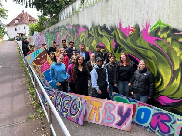 Die Schüler präsentieren zusammen mit Vertretern der Rapschool NRW, dem zdi-Zentrum Lippe.MINT und der Gustav-Heinemann-Schule) ihr Kunstwerk. - © Lippe Bildung eG