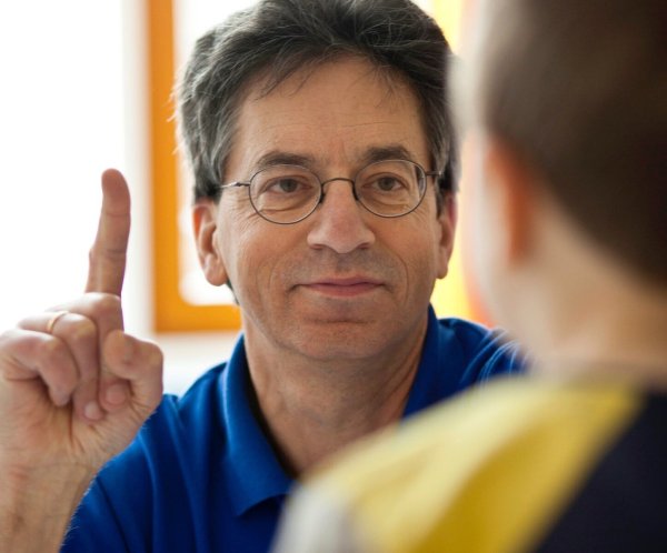 Dr. Günther Golla, leitender Arzt für Neuropädiatrie und Psychosomatik am Interdisziplinären Frühförderungszentrum Lippe. Foto: Klinikum Lippe - © Klinikum Lippe