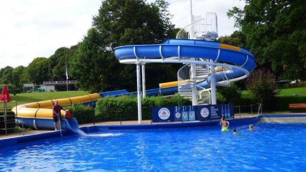 Die Rutsche im Bad Meinberger WaldBad ist ein Anziehungspunkt, auch wenn das Wetter einmal keine hochsommerliche Hitze bietet. - © Förderverein WaldBad
