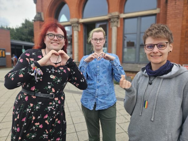 Elizabeth Hartmann (27, von links), Ulli Gehring (22) und Joey Brouwer (32) sind Gründungsmitglieder des CSD Lippe. Der Verein setzt sich für die queere Szene im Kreis ein. - © Janet König