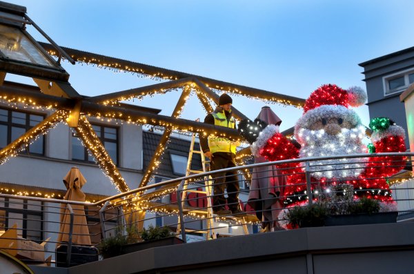 Der Balkon von Hensels Glashaus wird zur Bühne für Unterhaltung am Alten Markt. - © Frank-Michael Kiel-Steinkamp