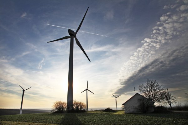 Windkraftanlagen, hier bei Kempenfeldrom, geben oft auch ein schönes Fotomotiv ab. Was ihre Mindestabstände zu bestehender Bebauung angeht, kann es oft kniffelig für die Stadtverwaltung werden, weil es wiedersprüchliche Vorgaben gibt und Gerichte unterschiedliche entscheiden. - © Archivfoto: Bernhard Preuß